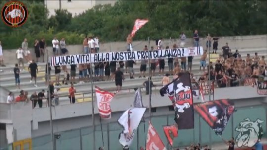🔴 𝗙𝗿𝗮𝘁𝗲𝗹𝗹𝗮𝗻𝘇𝗮 𝗨𝗹𝘁𝗿𝗮' ⚫  🎥 Il video del giro di campo effettuato dalle tifoserie di Nocerina e Turris, nel segno del gemellaggio  🔴⚫⚽️⚫🔴  #nocerinalive #nocerina1910 #nocerina #Turris #Ultrà #NocerinaTurris