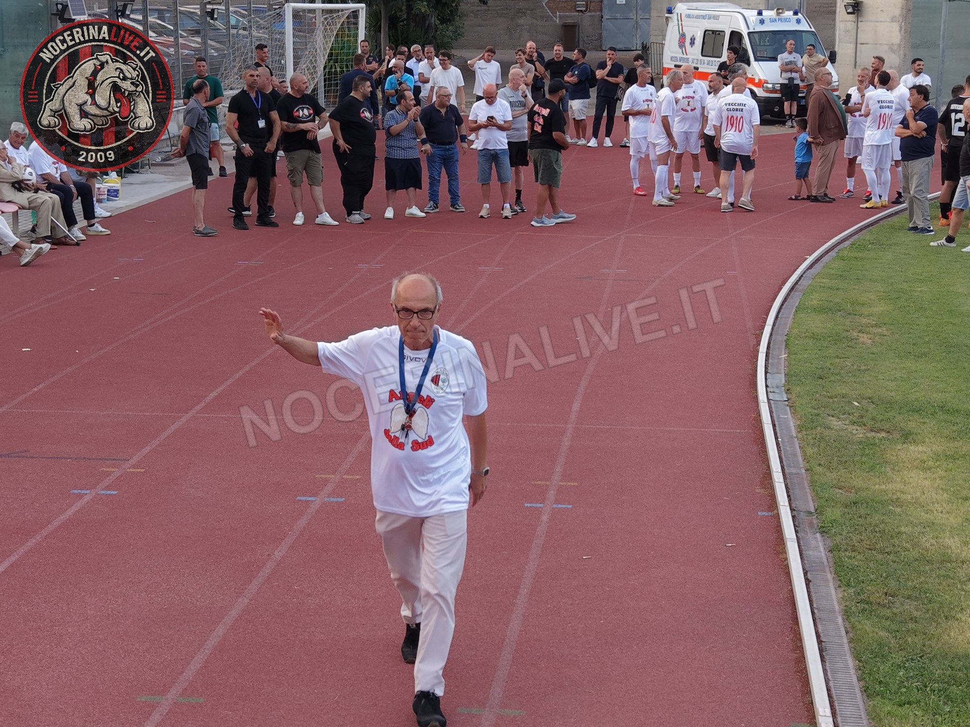 Fotogallery – Angeli della Sud: il San Francesco si illumina nel ricordo degli ultras scomparsi