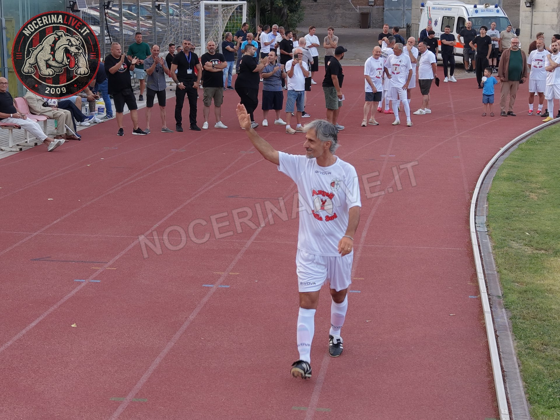 Fotogallery – Angeli della Sud: il San Francesco si illumina nel ricordo degli ultras scomparsi
