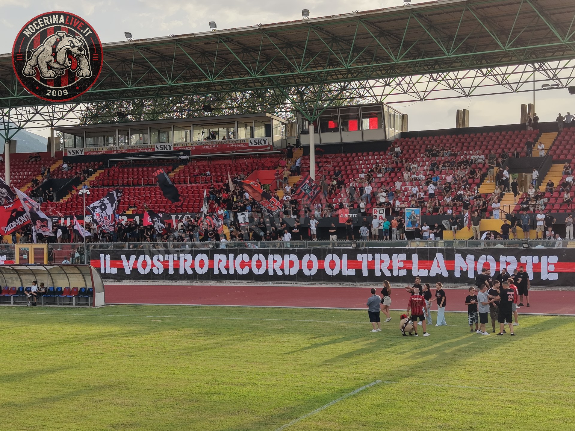 Fotogallery – Angeli della Sud: il San Francesco si illumina nel ricordo degli ultras scomparsi