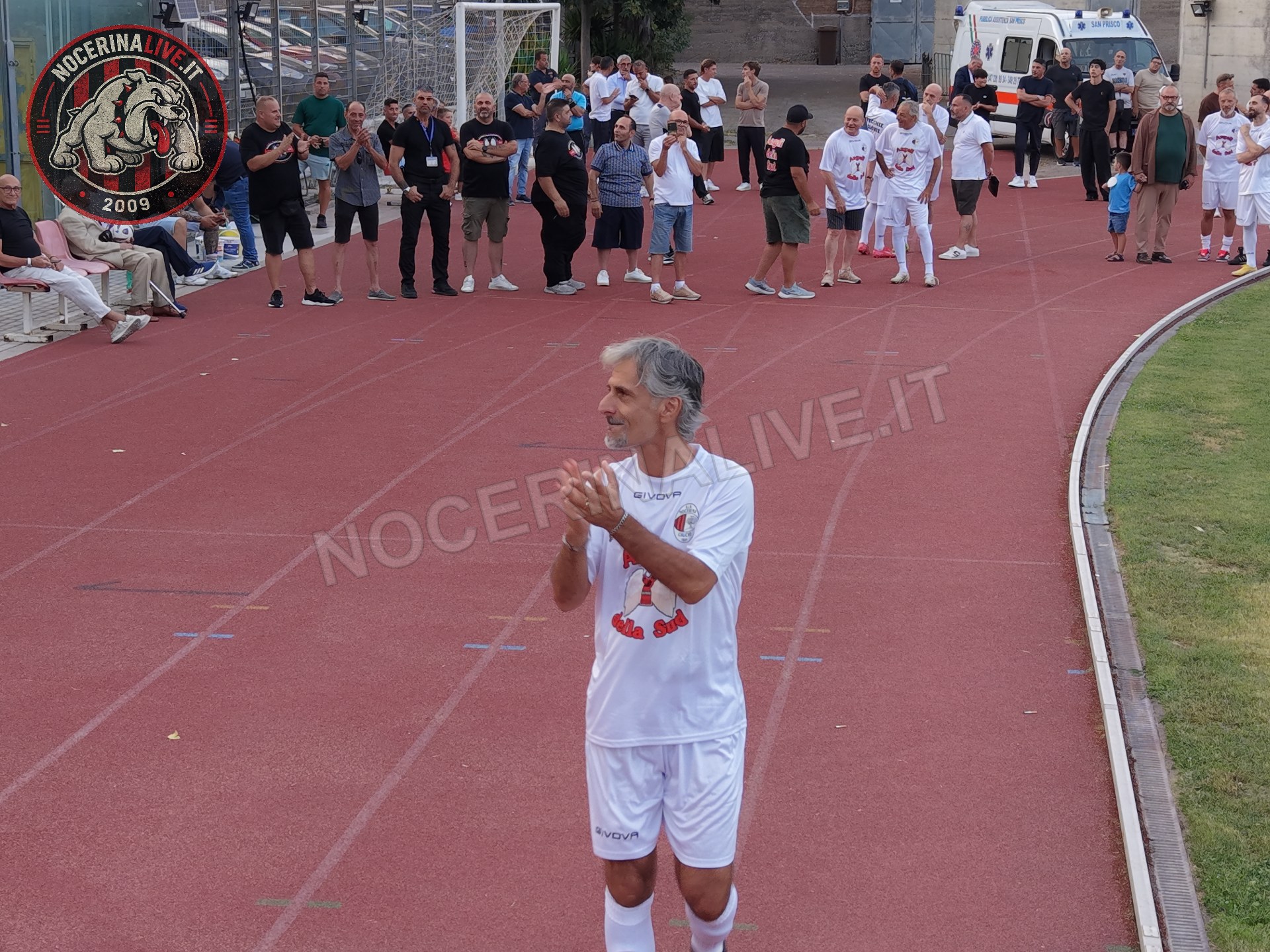 Fotogallery – Angeli della Sud: il San Francesco si illumina nel ricordo degli ultras scomparsi