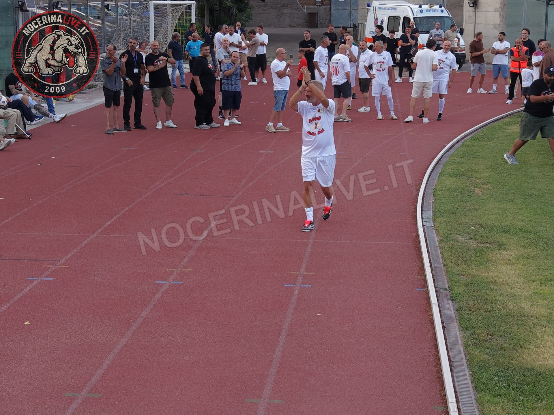 Fotogallery – Angeli della Sud: il San Francesco si illumina nel ricordo degli ultras scomparsi