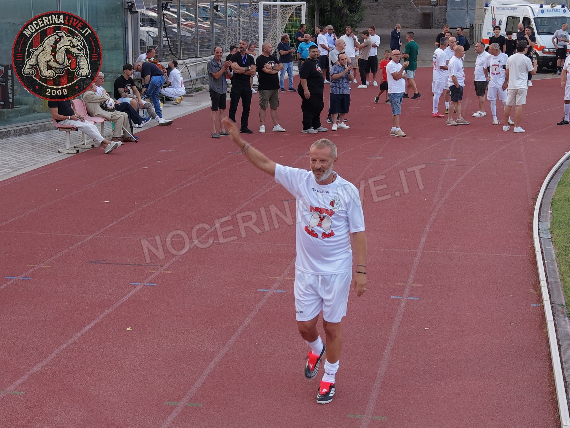 Fotogallery – Angeli della Sud: il San Francesco si illumina nel ricordo degli ultras scomparsi
