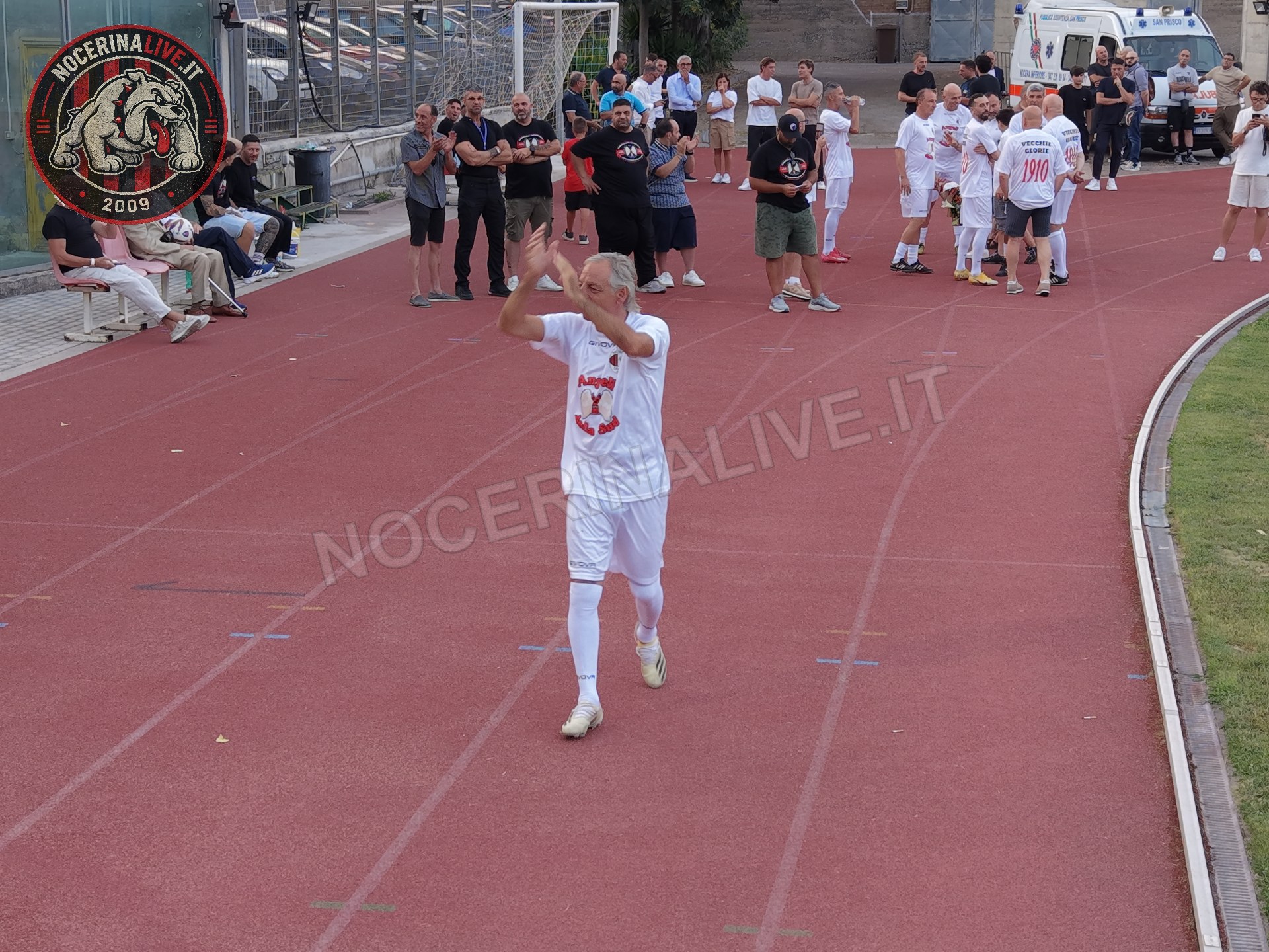 Fotogallery – Angeli della Sud: il San Francesco si illumina nel ricordo degli ultras scomparsi