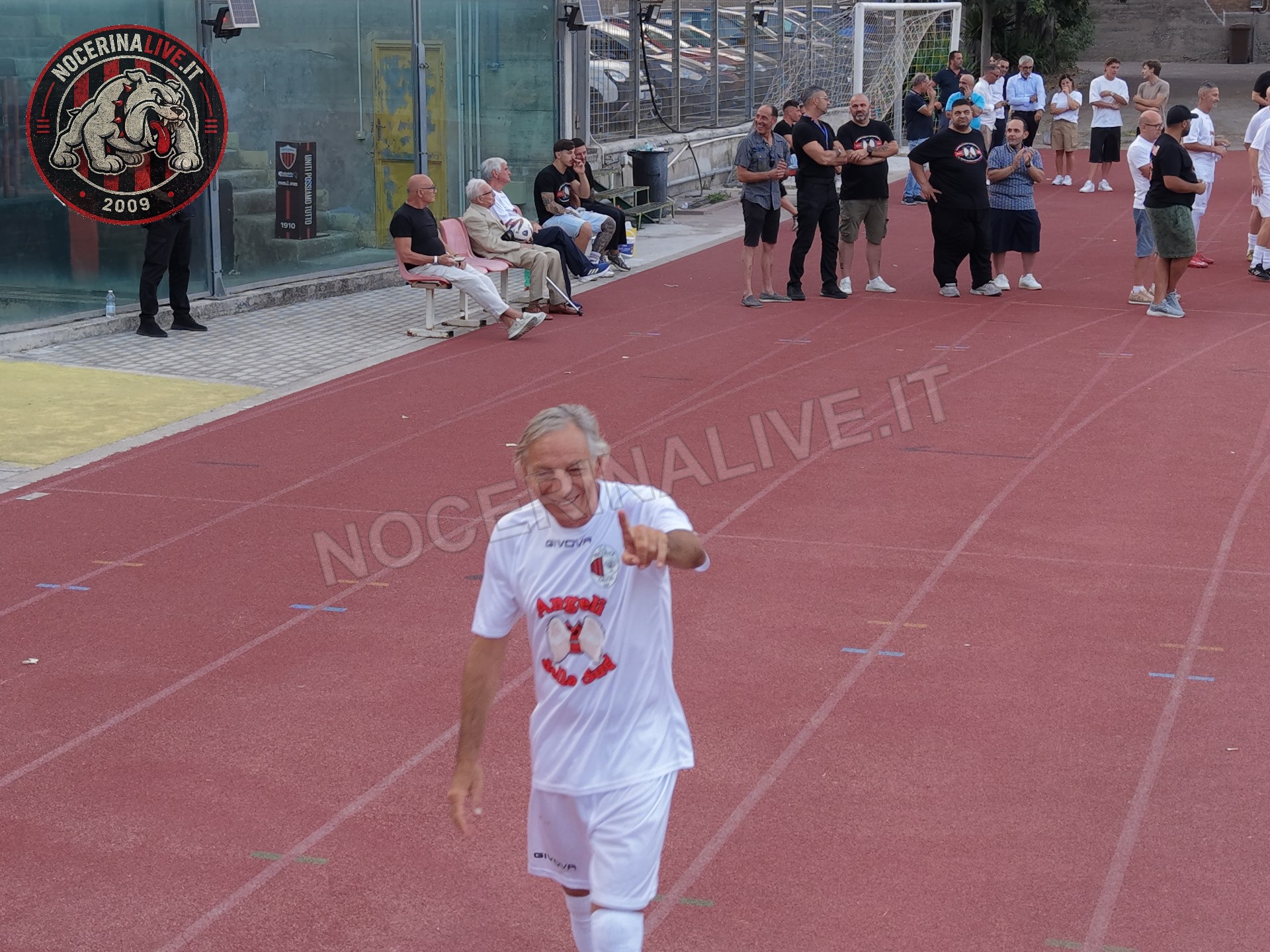 Fotogallery – Angeli della Sud: il San Francesco si illumina nel ricordo degli ultras scomparsi