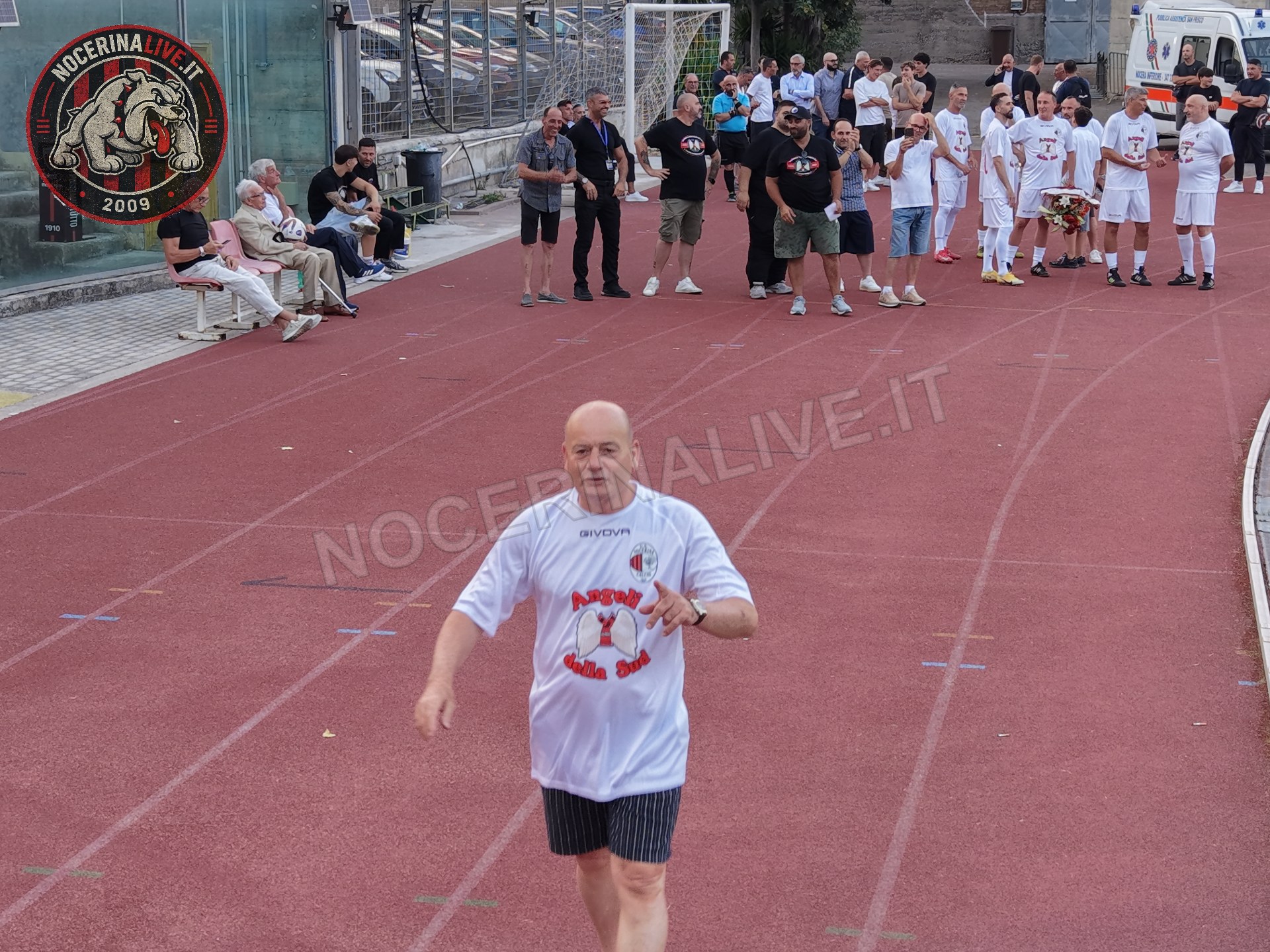 Fotogallery – Angeli della Sud: il San Francesco si illumina nel ricordo degli ultras scomparsi