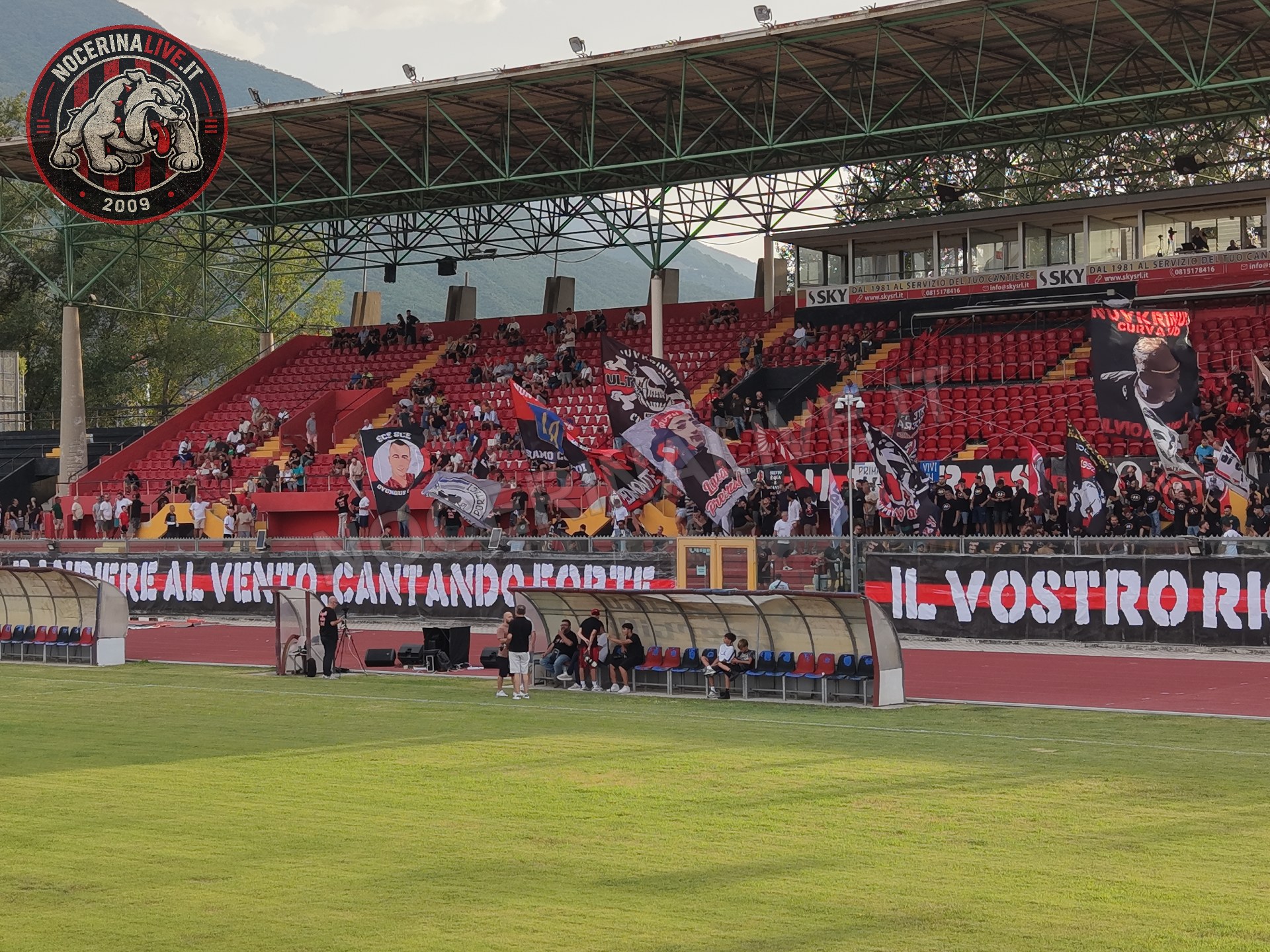 Fotogallery – Angeli della Sud: il San Francesco si illumina nel ricordo degli ultras scomparsi