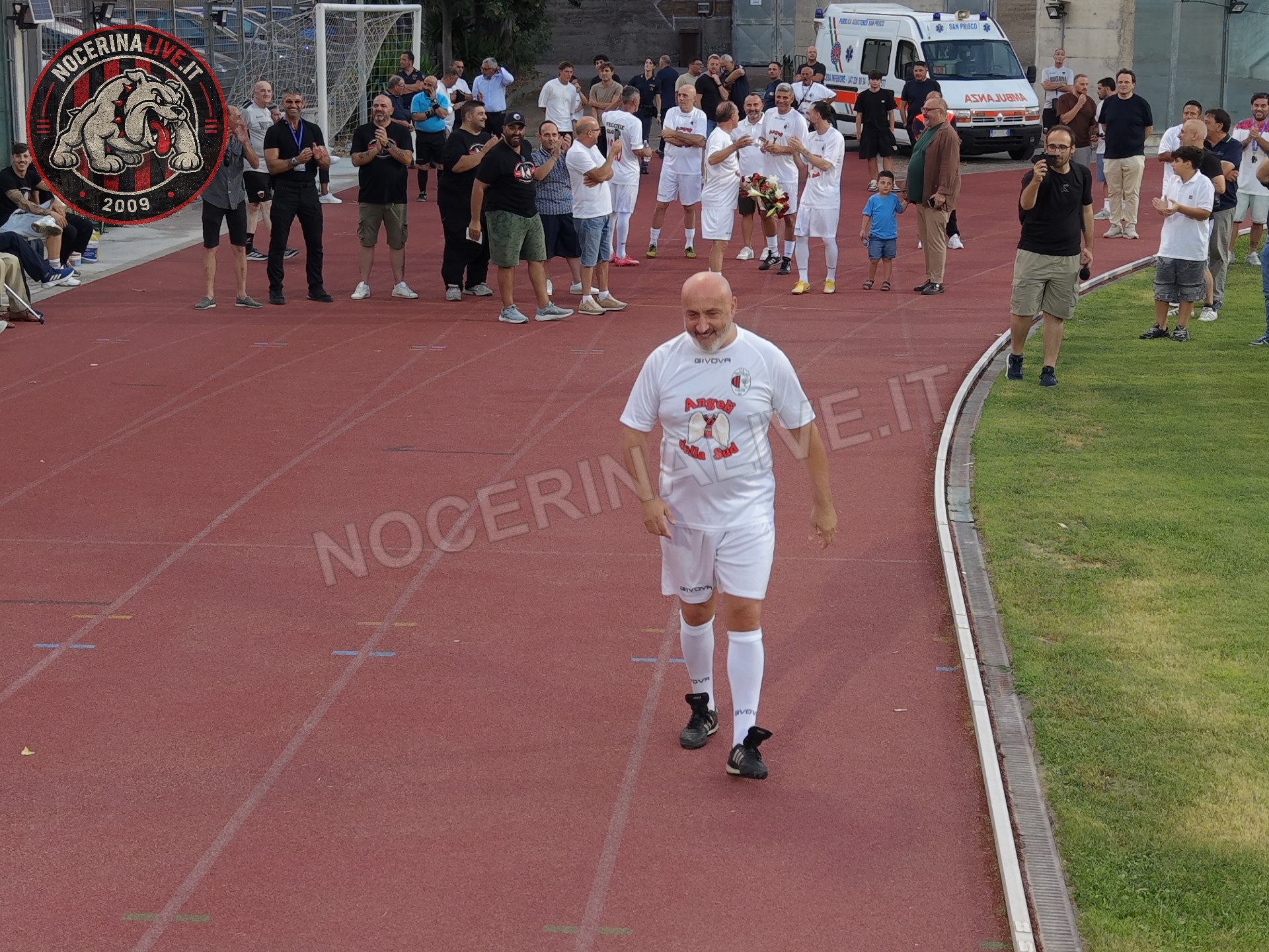 Fotogallery – Angeli della Sud: il San Francesco si illumina nel ricordo degli ultras scomparsi