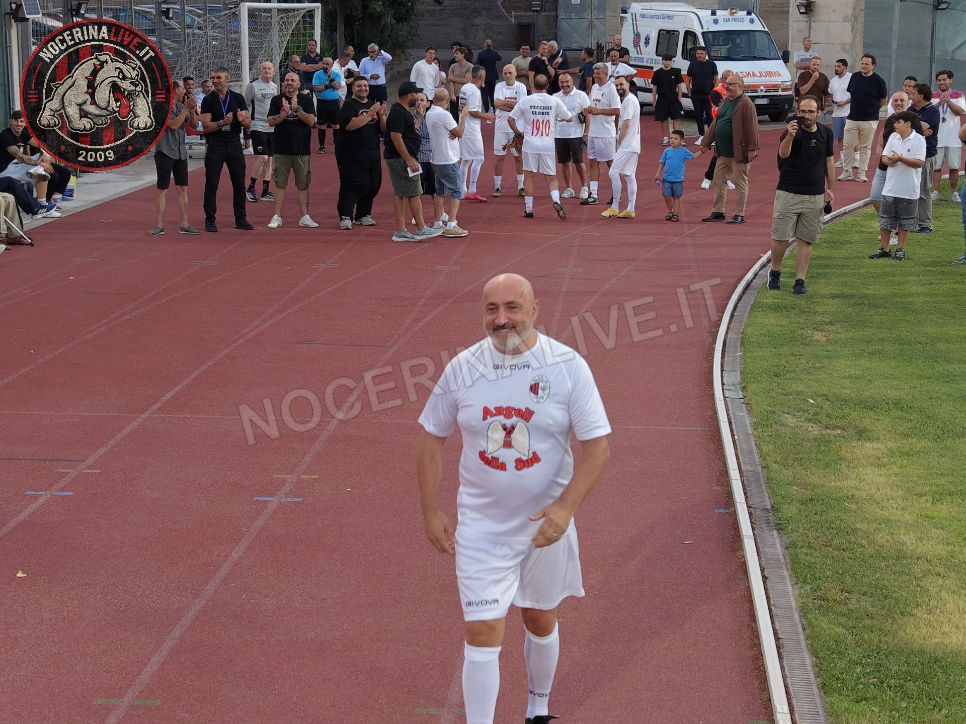 Fotogallery – Angeli della Sud: il San Francesco si illumina nel ricordo degli ultras scomparsi