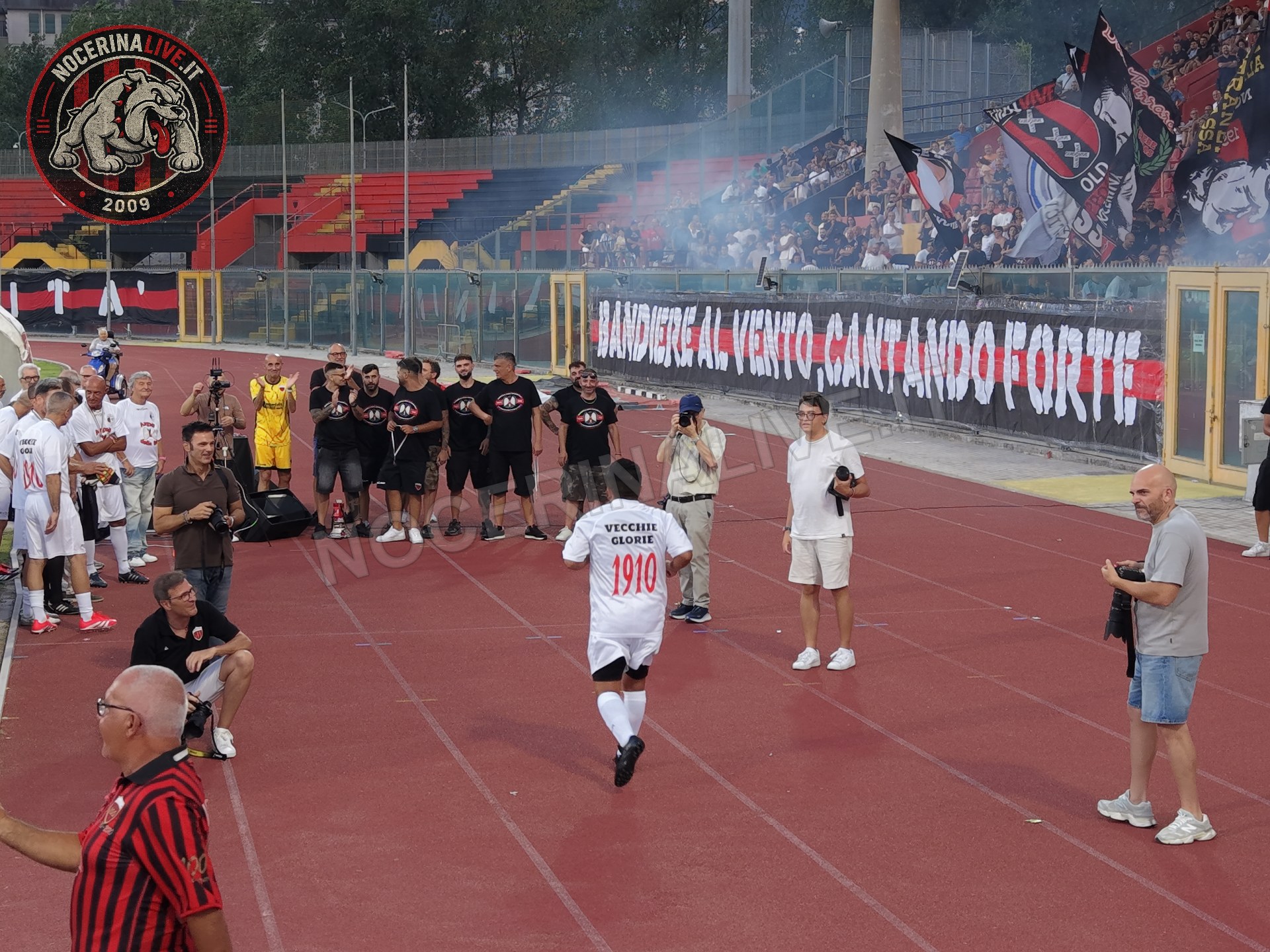 Fotogallery – Angeli della Sud: il San Francesco si illumina nel ricordo degli ultras scomparsi