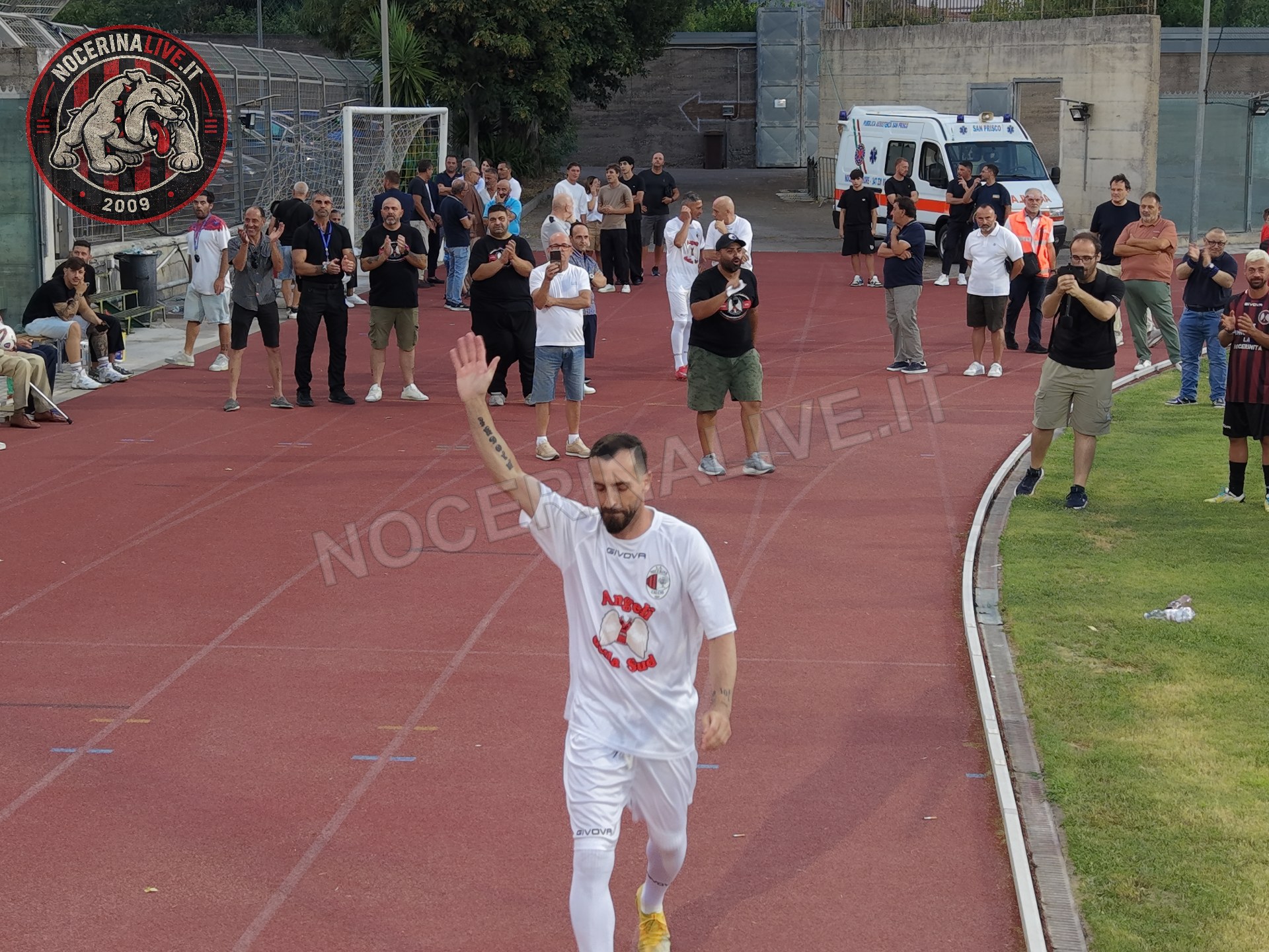 Fotogallery – Angeli della Sud: il San Francesco si illumina nel ricordo degli ultras scomparsi