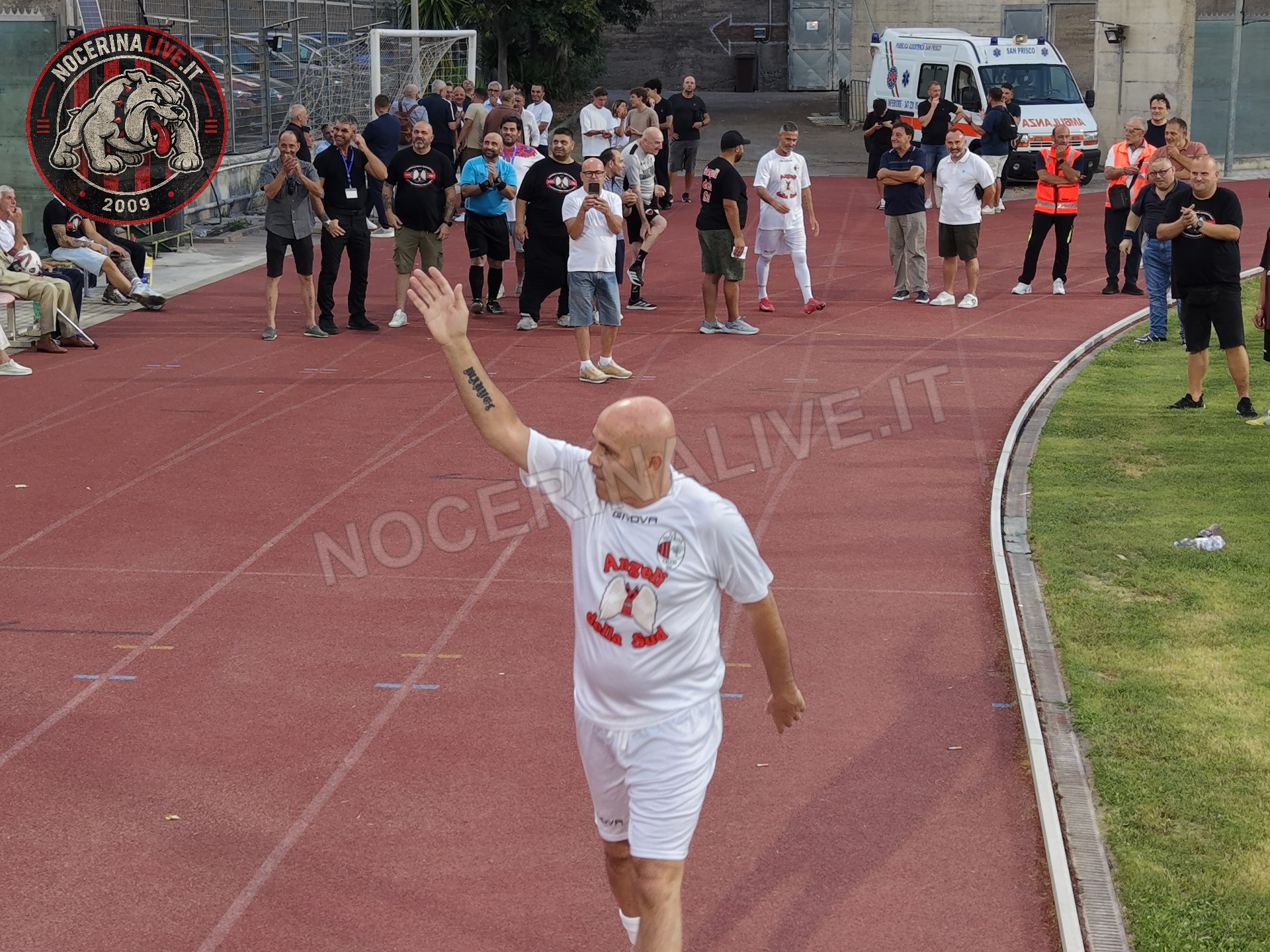 Fotogallery – Angeli della Sud: il San Francesco si illumina nel ricordo degli ultras scomparsi