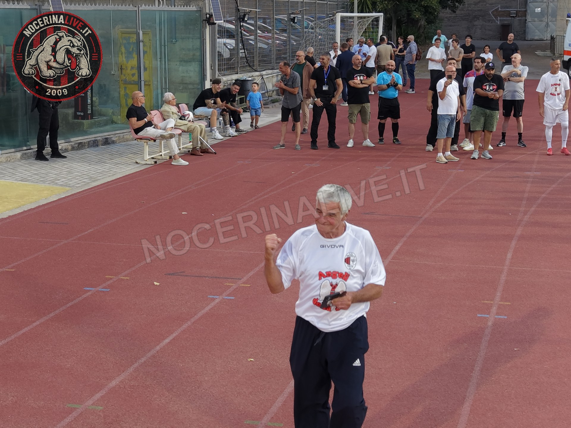 Fotogallery – Angeli della Sud: il San Francesco si illumina nel ricordo degli ultras scomparsi