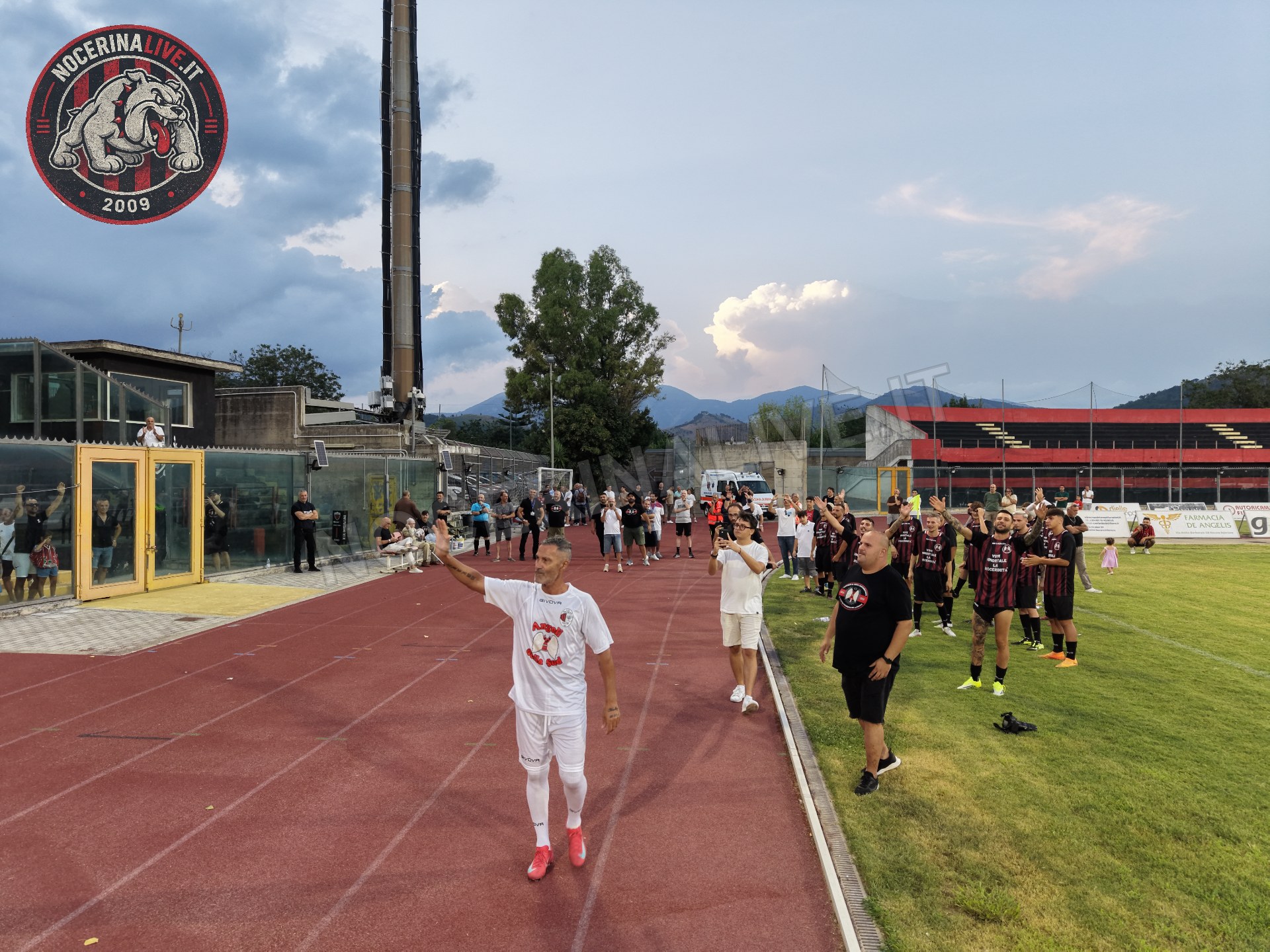 Fotogallery – Angeli della Sud: il San Francesco si illumina nel ricordo degli ultras scomparsi