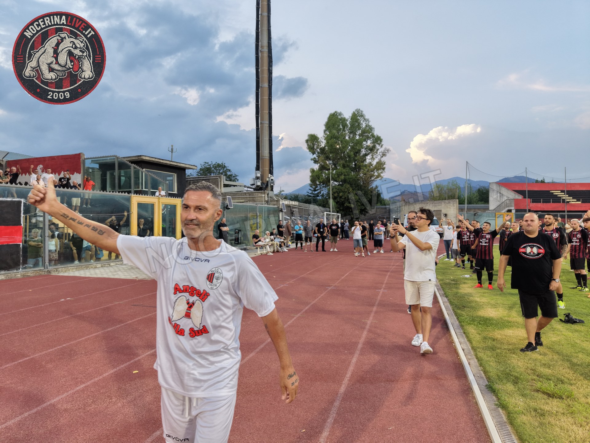 Fotogallery – Angeli della Sud: il San Francesco si illumina nel ricordo degli ultras scomparsi