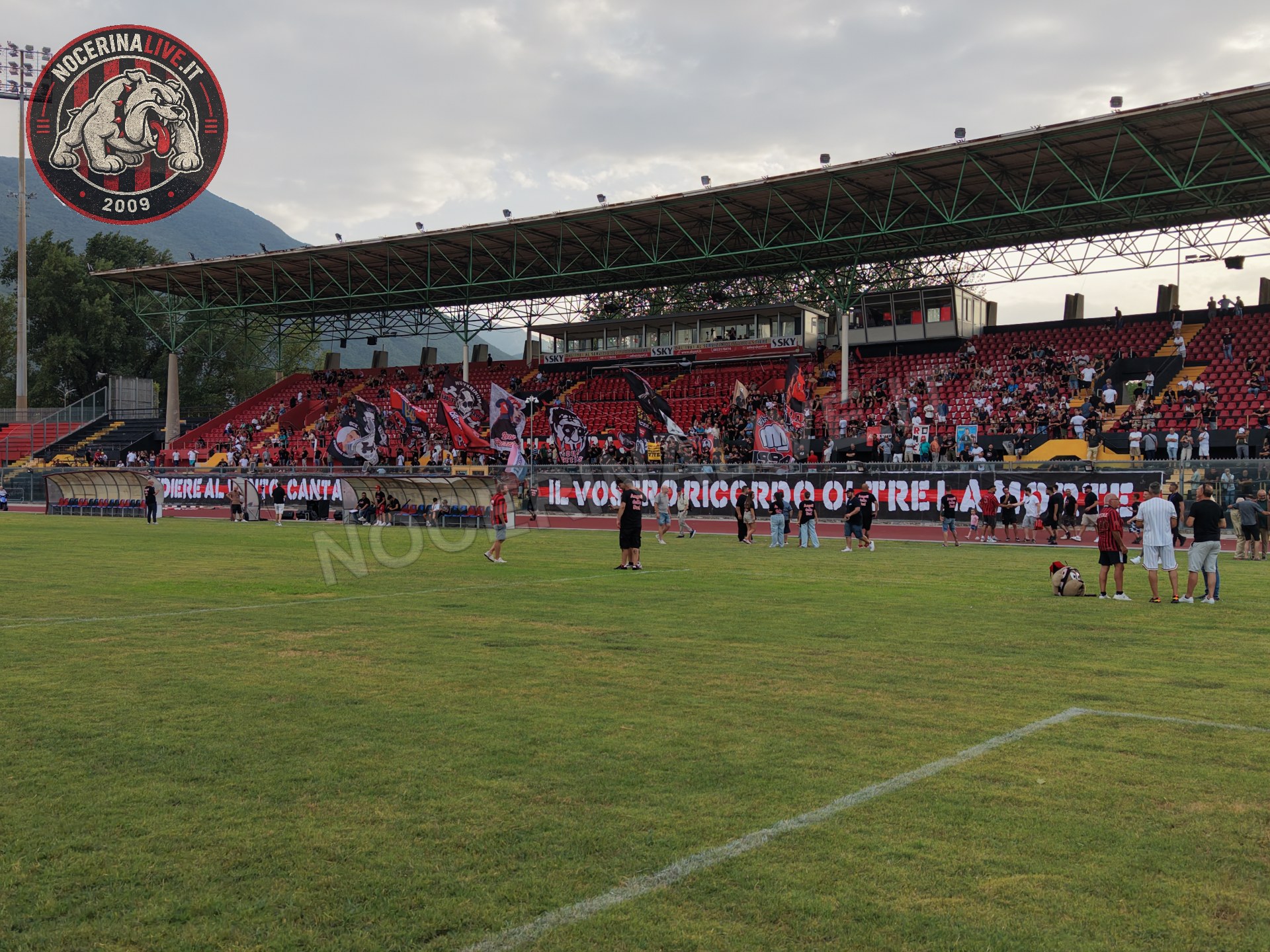 Fotogallery – Angeli della Sud: il San Francesco si illumina nel ricordo degli ultras scomparsi