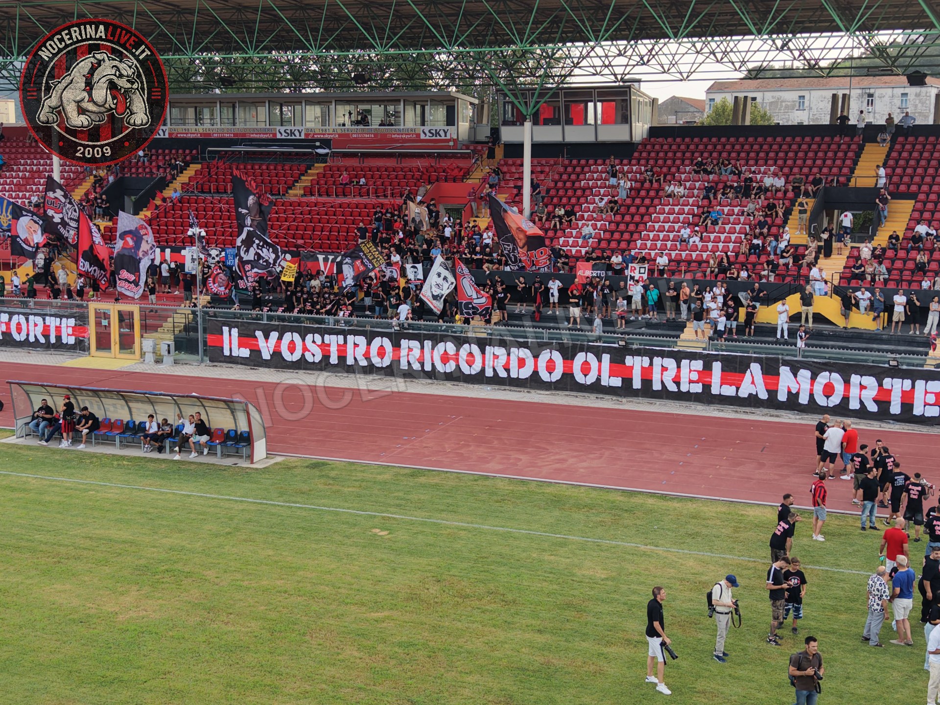 Fotogallery – Angeli della Sud: il San Francesco si illumina nel ricordo degli ultras scomparsi