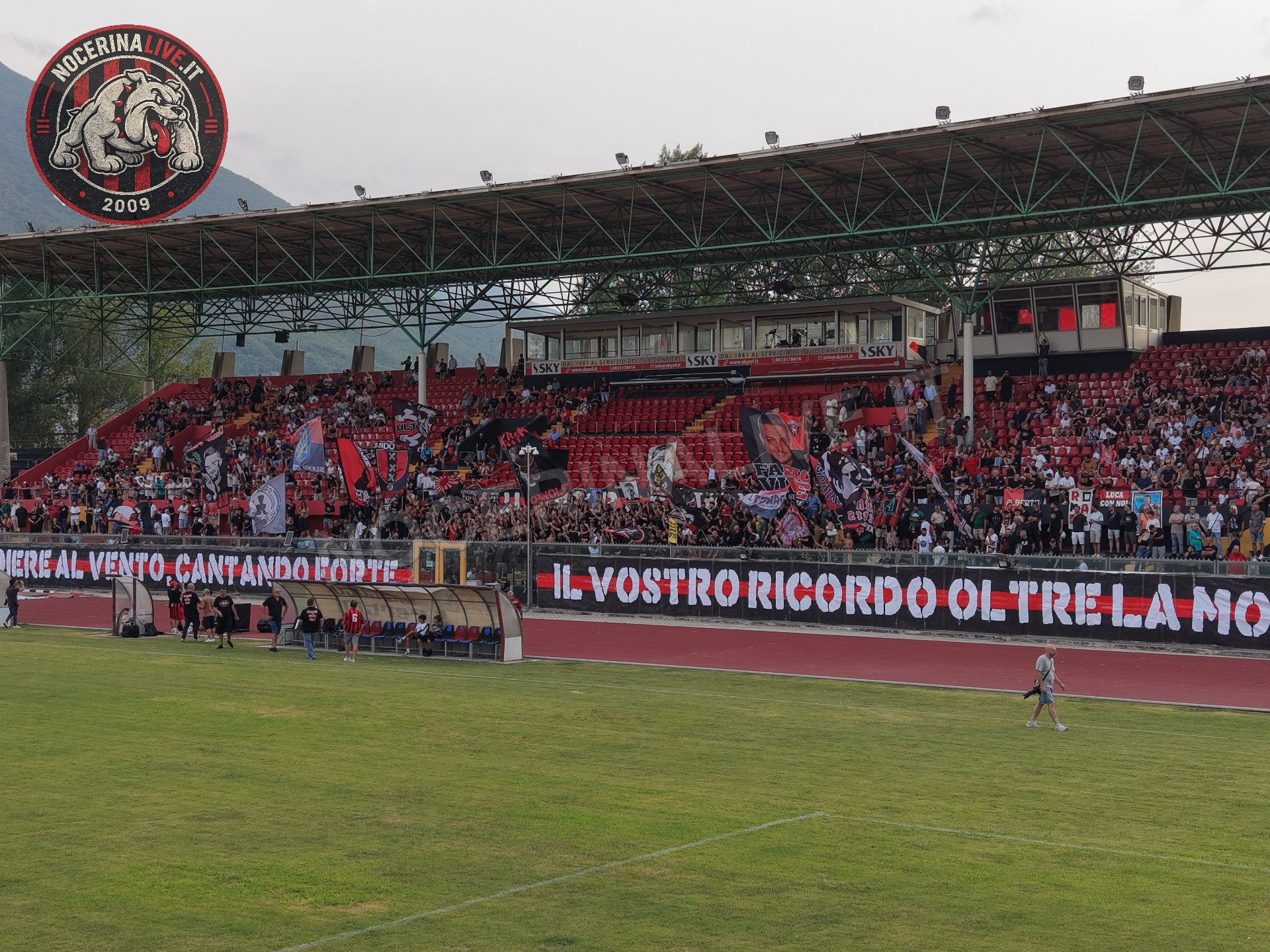 Fotogallery – Angeli della Sud: il San Francesco si illumina nel ricordo degli ultras scomparsi