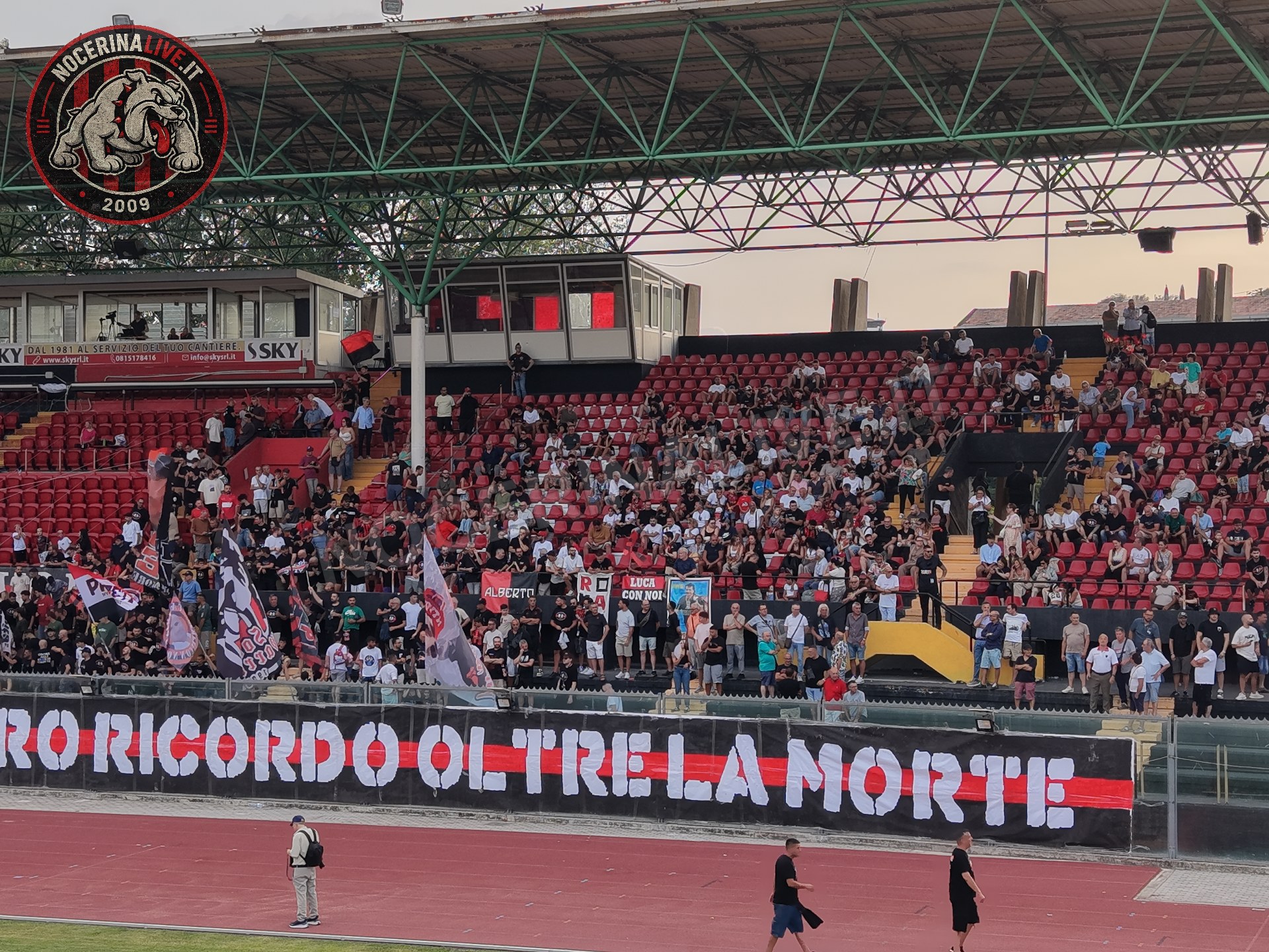 Fotogallery – Angeli della Sud: il San Francesco si illumina nel ricordo degli ultras scomparsi