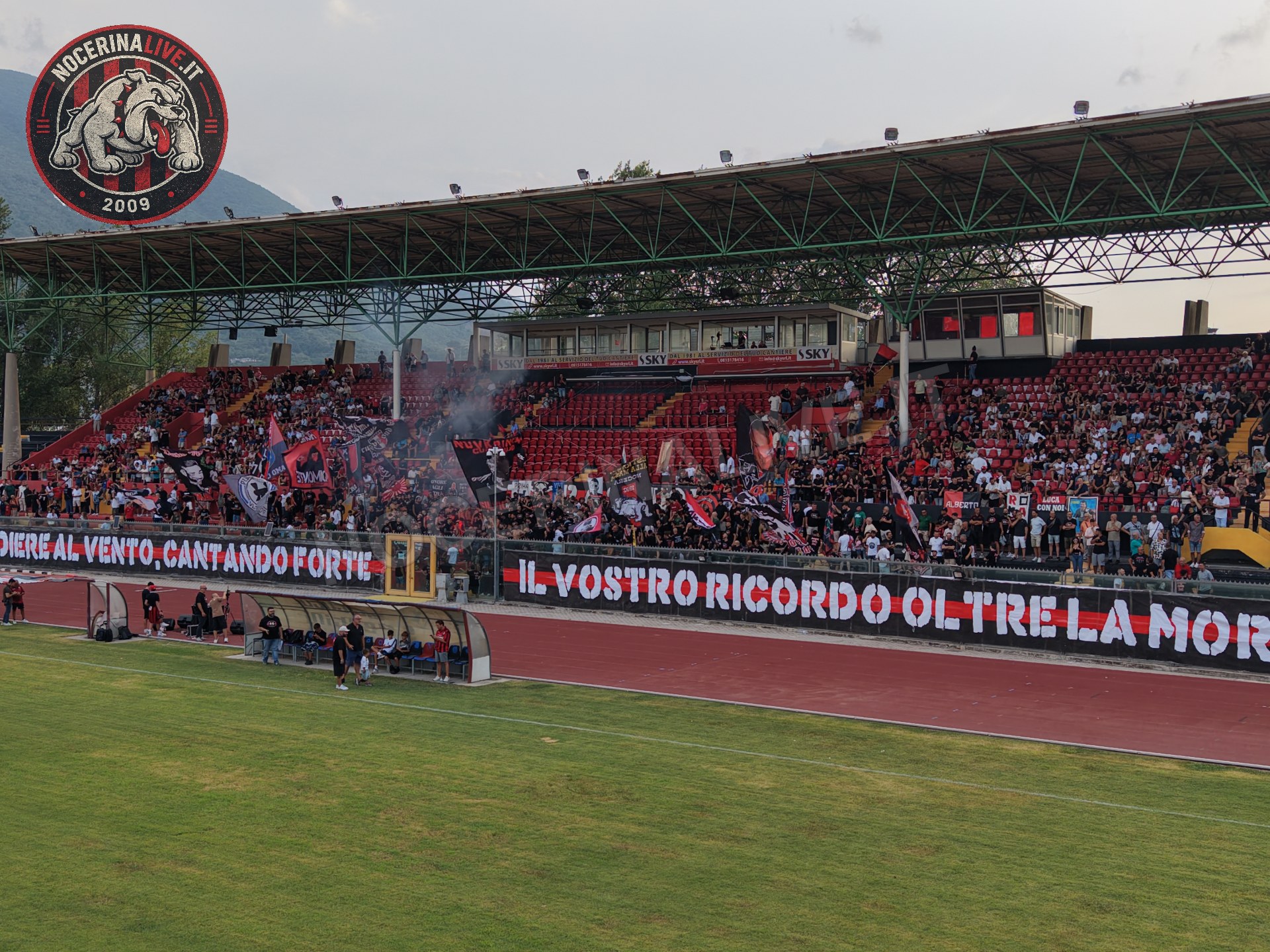 Fotogallery – Angeli della Sud: il San Francesco si illumina nel ricordo degli ultras scomparsi