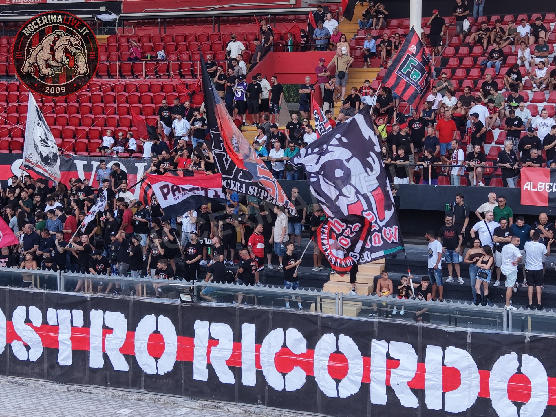 Fotogallery – Angeli della Sud: il San Francesco si illumina nel ricordo degli ultras scomparsi