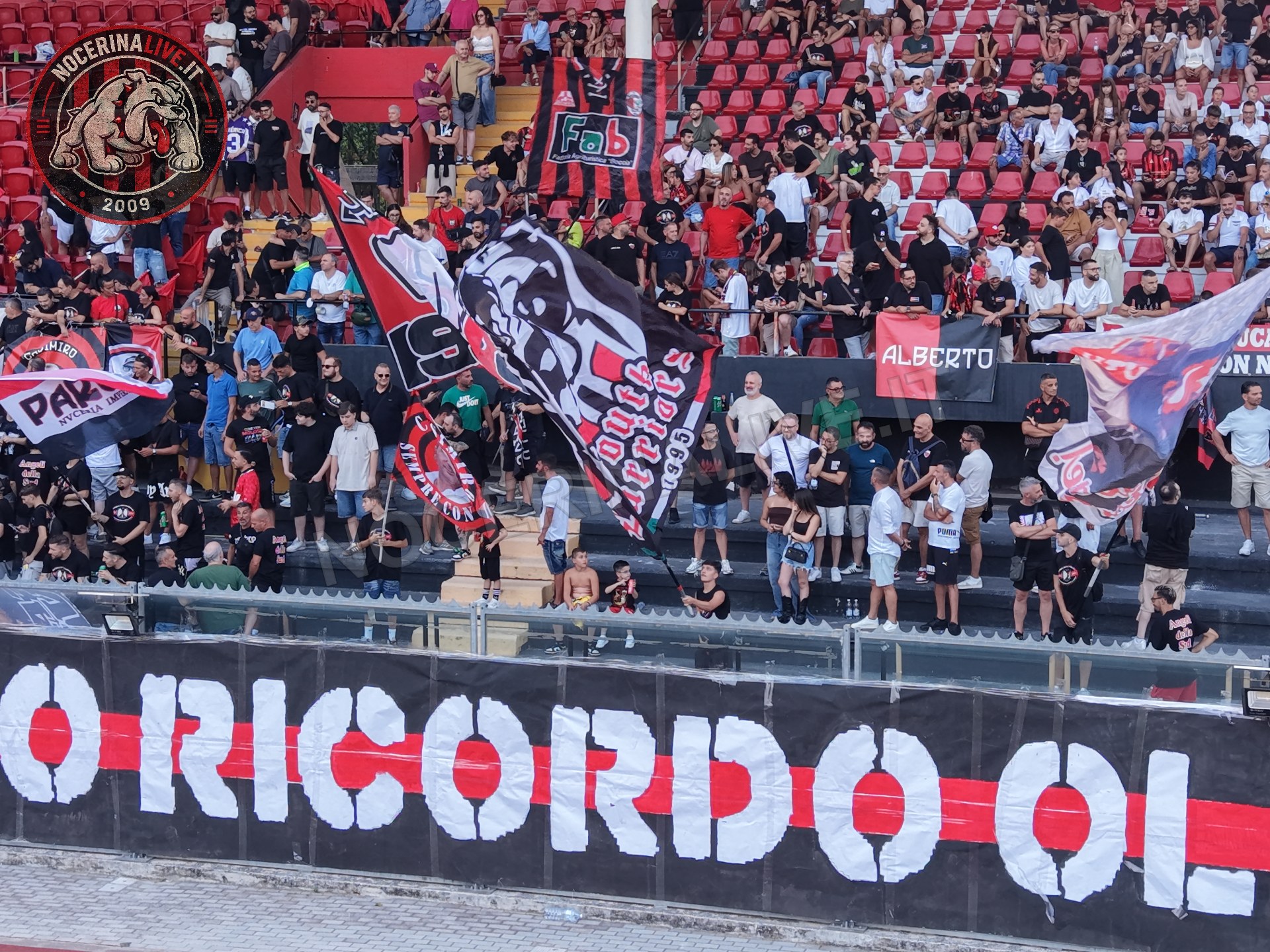 Fotogallery – Angeli della Sud: il San Francesco si illumina nel ricordo degli ultras scomparsi