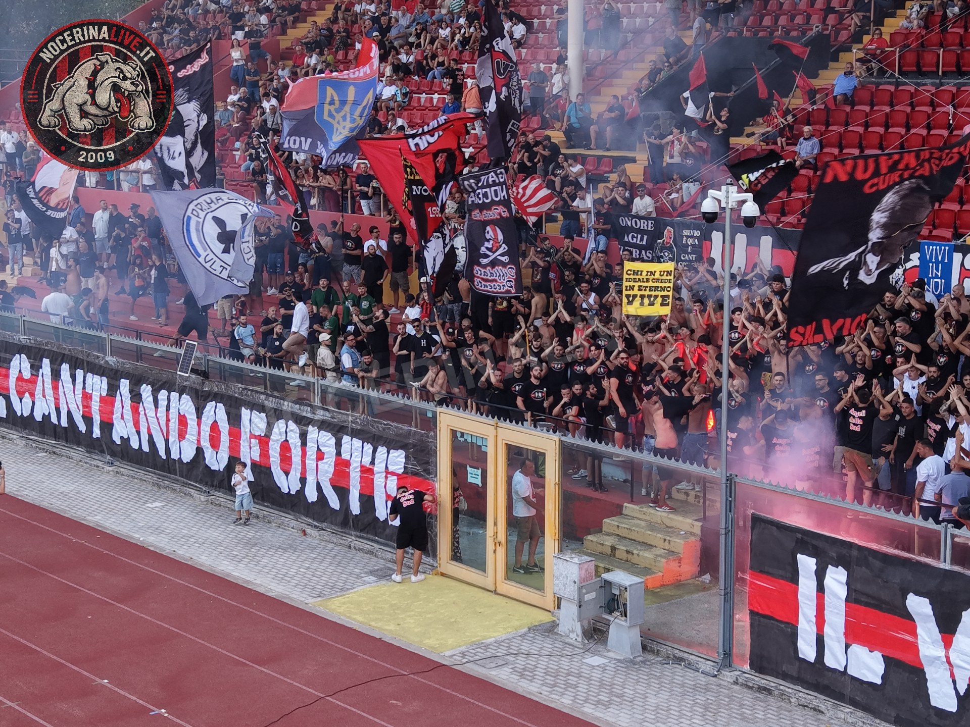Fotogallery – Angeli della Sud: il San Francesco si illumina nel ricordo degli ultras scomparsi