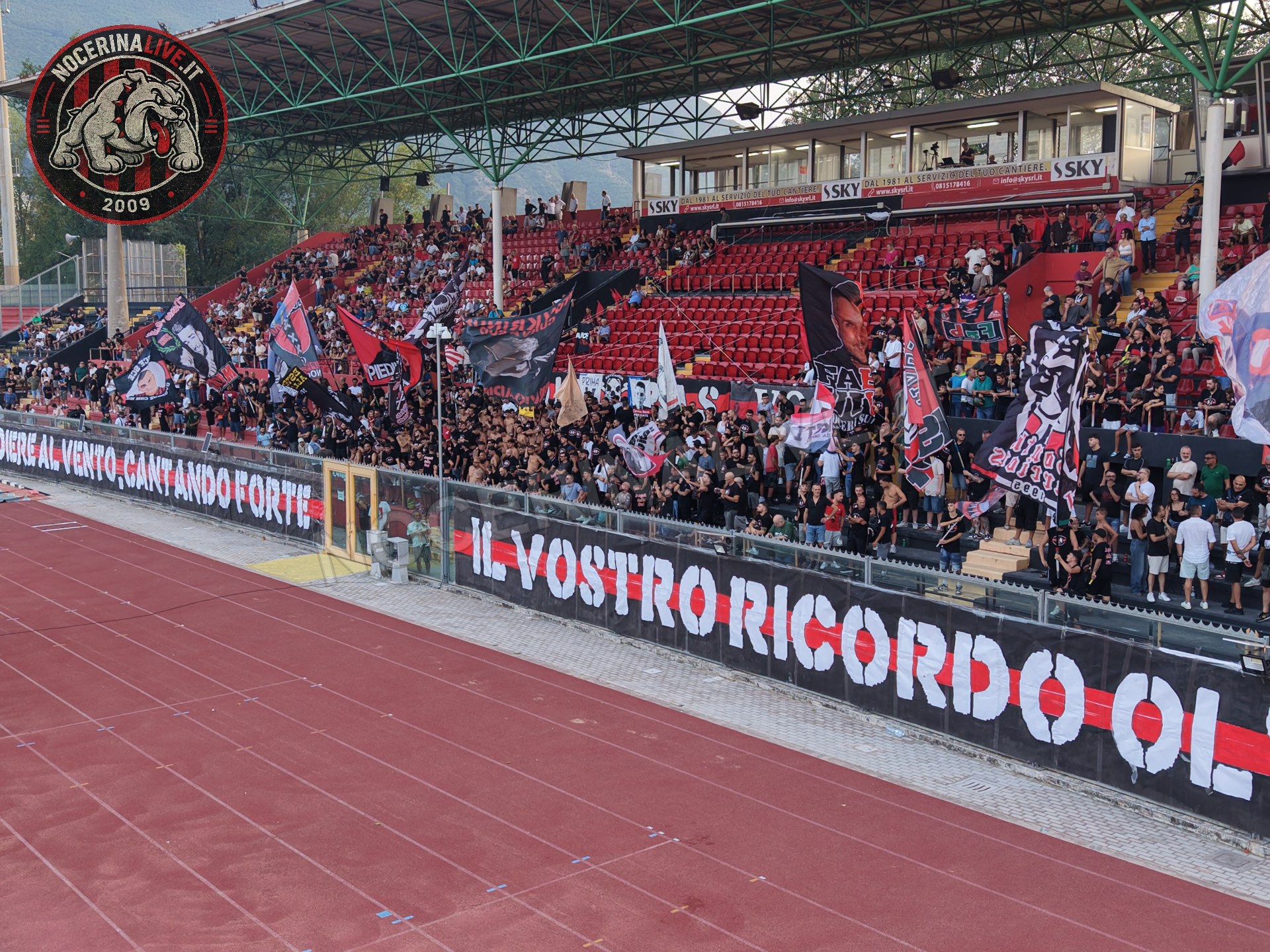Fotogallery – Angeli della Sud: il San Francesco si illumina nel ricordo degli ultras scomparsi