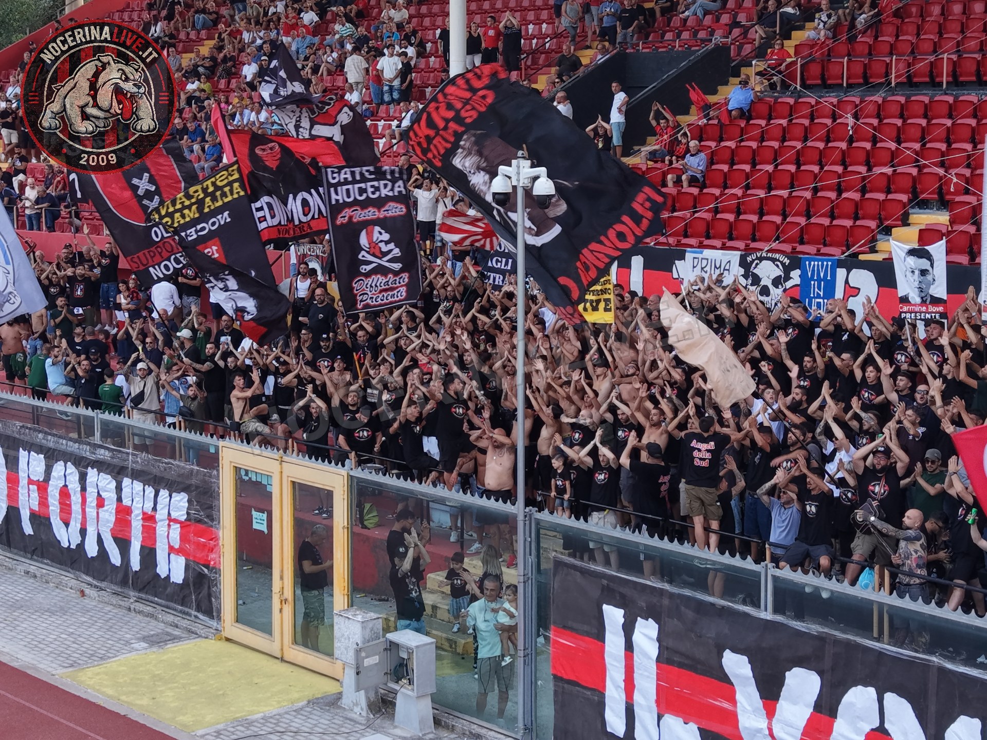 Fotogallery – Angeli della Sud: il San Francesco si illumina nel ricordo degli ultras scomparsi