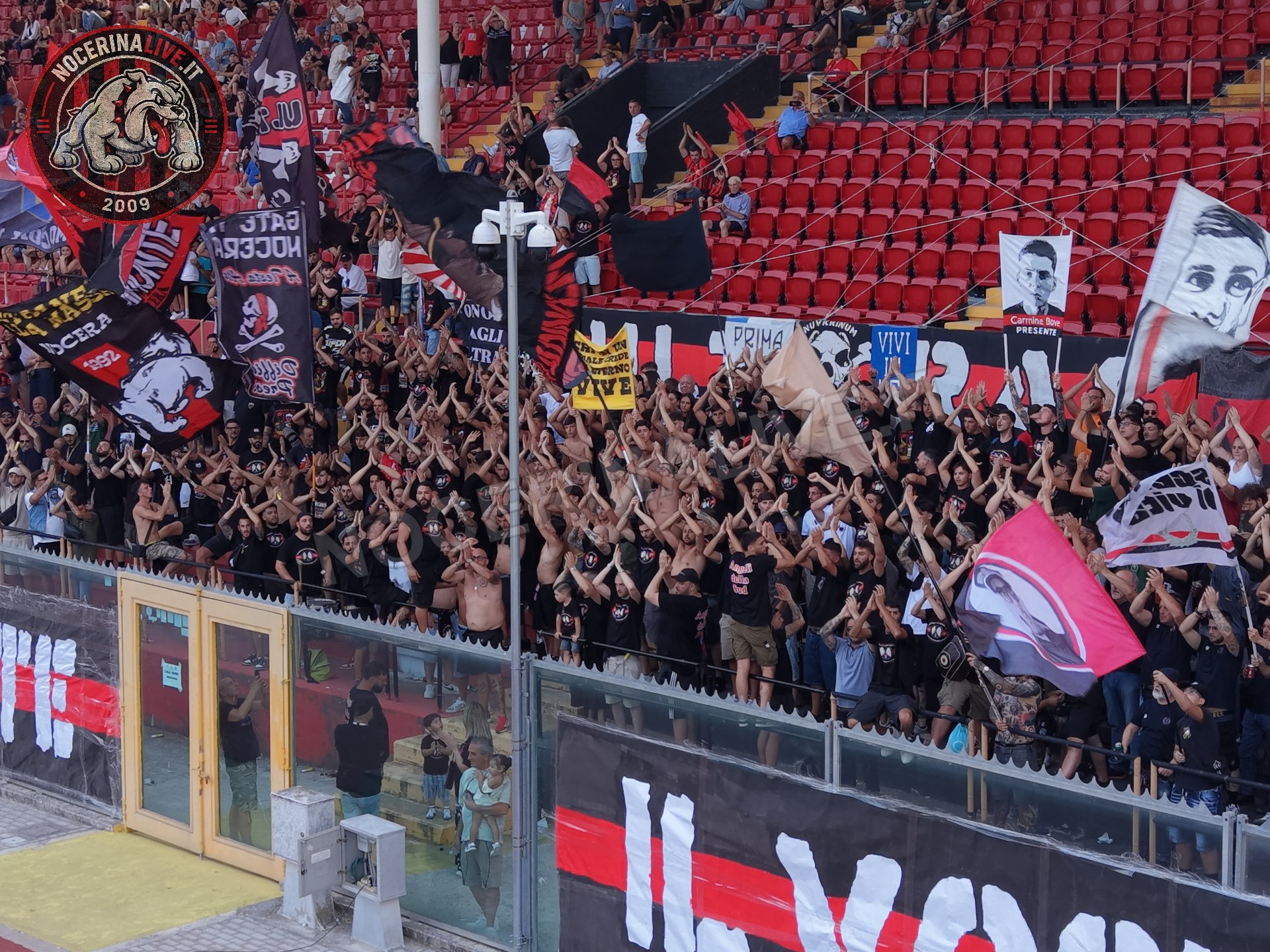 Fotogallery – Angeli della Sud: il San Francesco si illumina nel ricordo degli ultras scomparsi