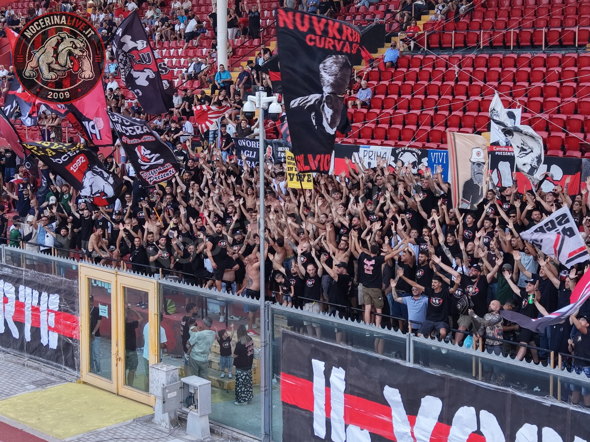 Fotogallery – Angeli della Sud: il San Francesco si illumina nel ricordo degli ultras scomparsi