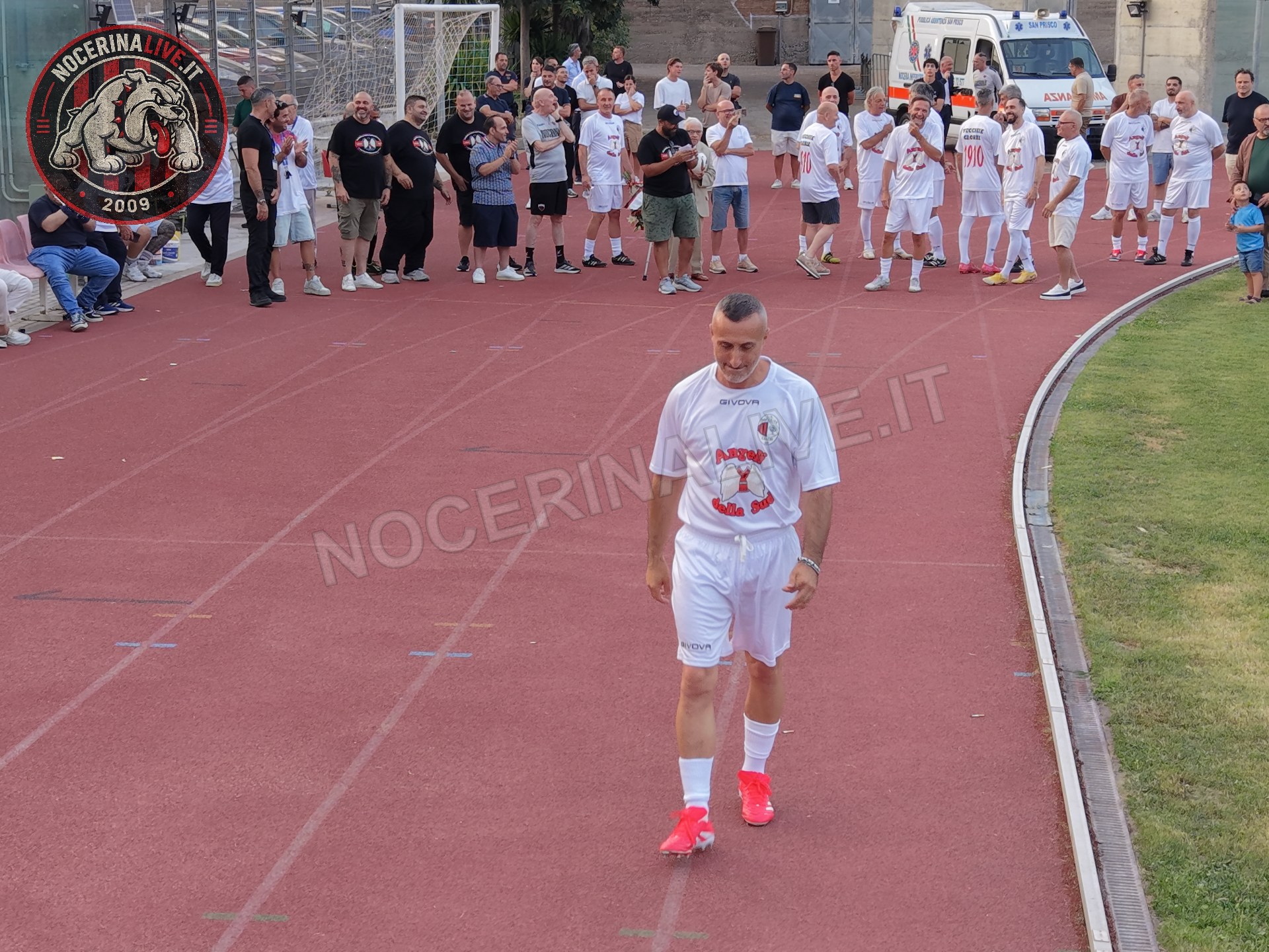 Fotogallery – Angeli della Sud: il San Francesco si illumina nel ricordo degli ultras scomparsi
