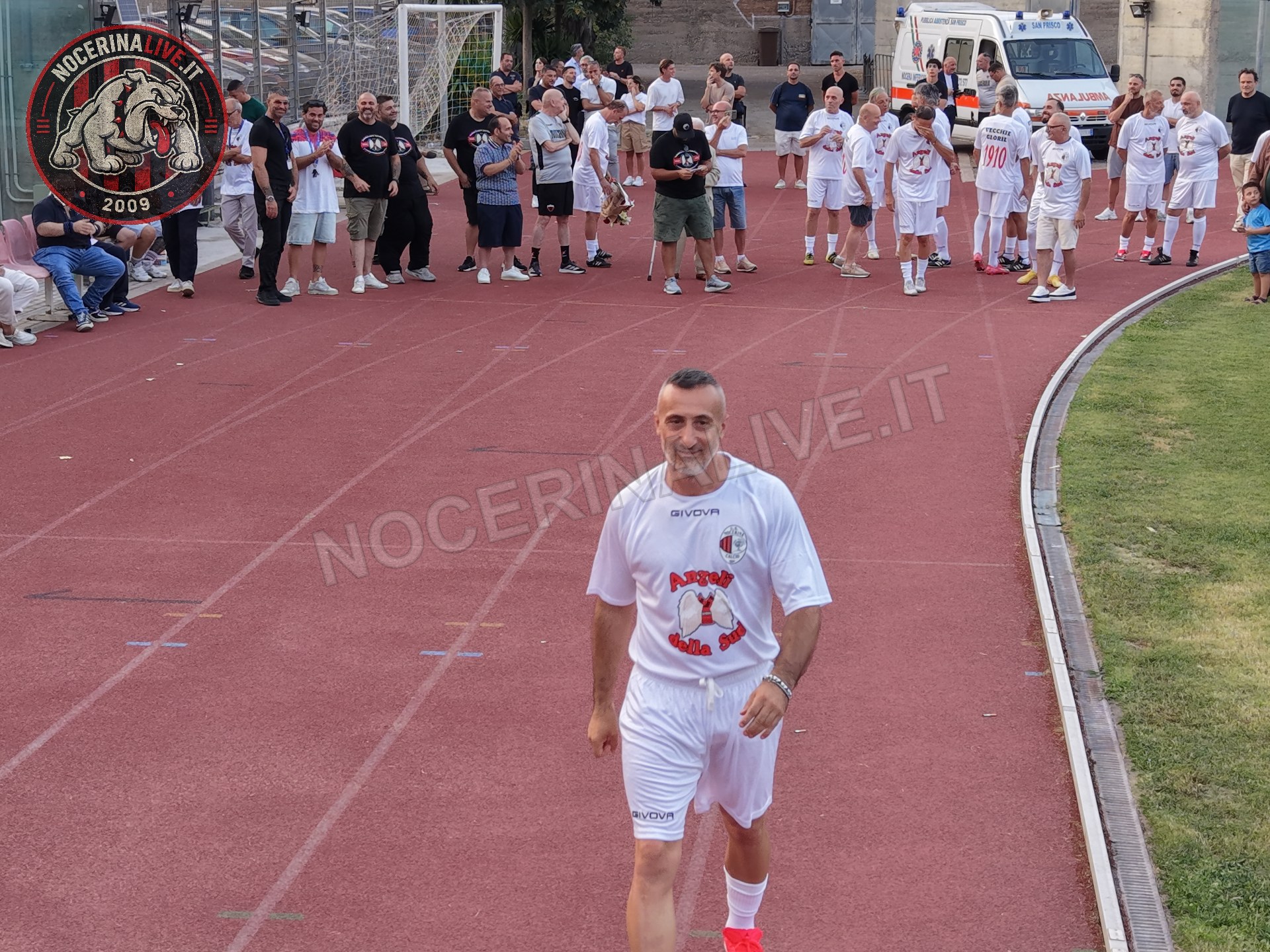 Fotogallery – Angeli della Sud: il San Francesco si illumina nel ricordo degli ultras scomparsi
